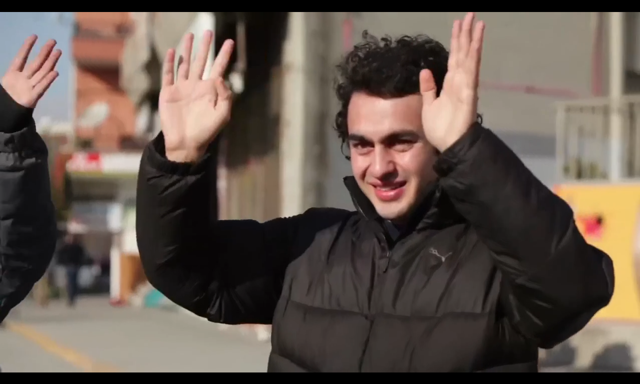 Чтобы удивить глухого парня, целый городок выучил язык жестов Image