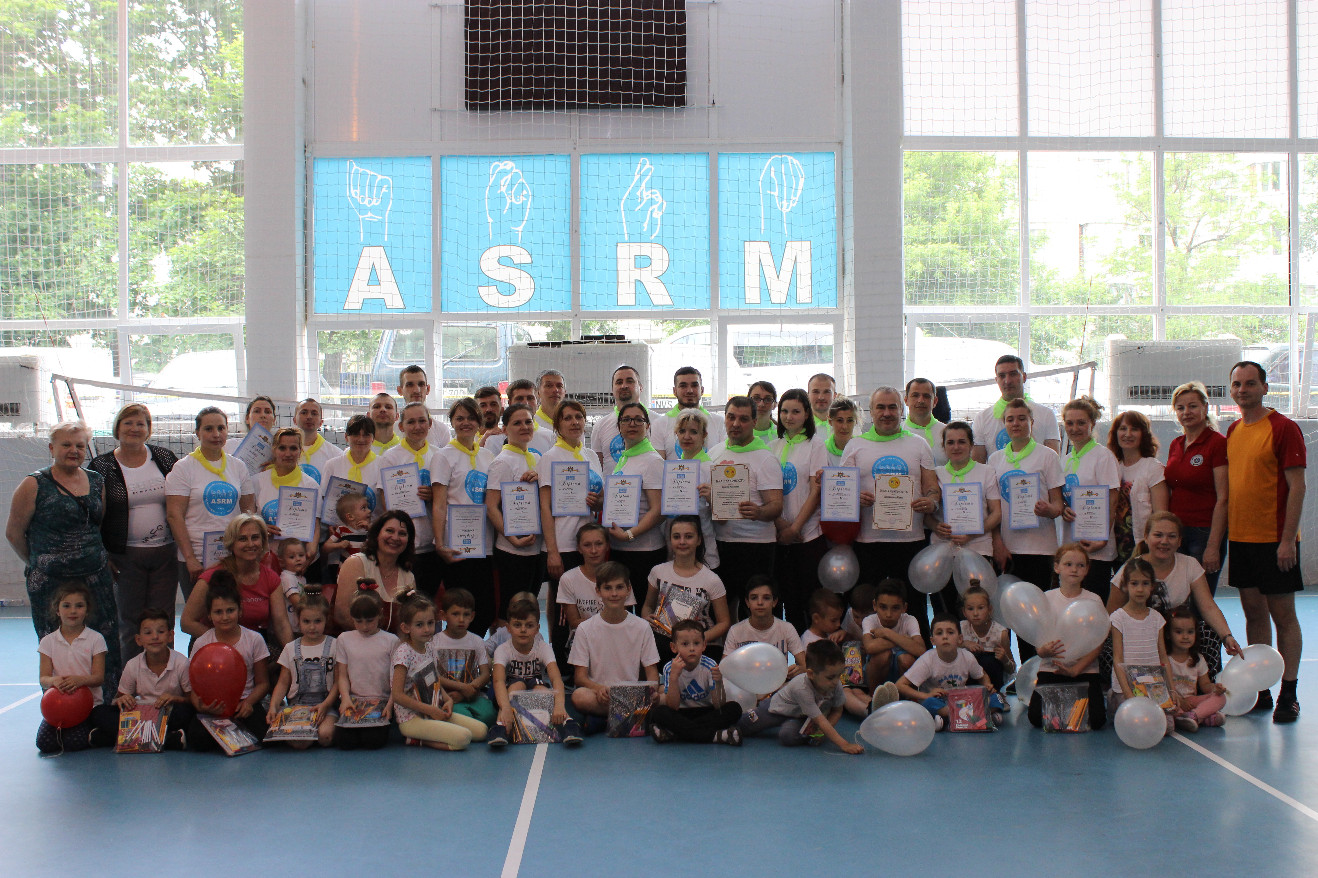 "Tata, mama, eu sunt o familie sportivă".[:] Image
