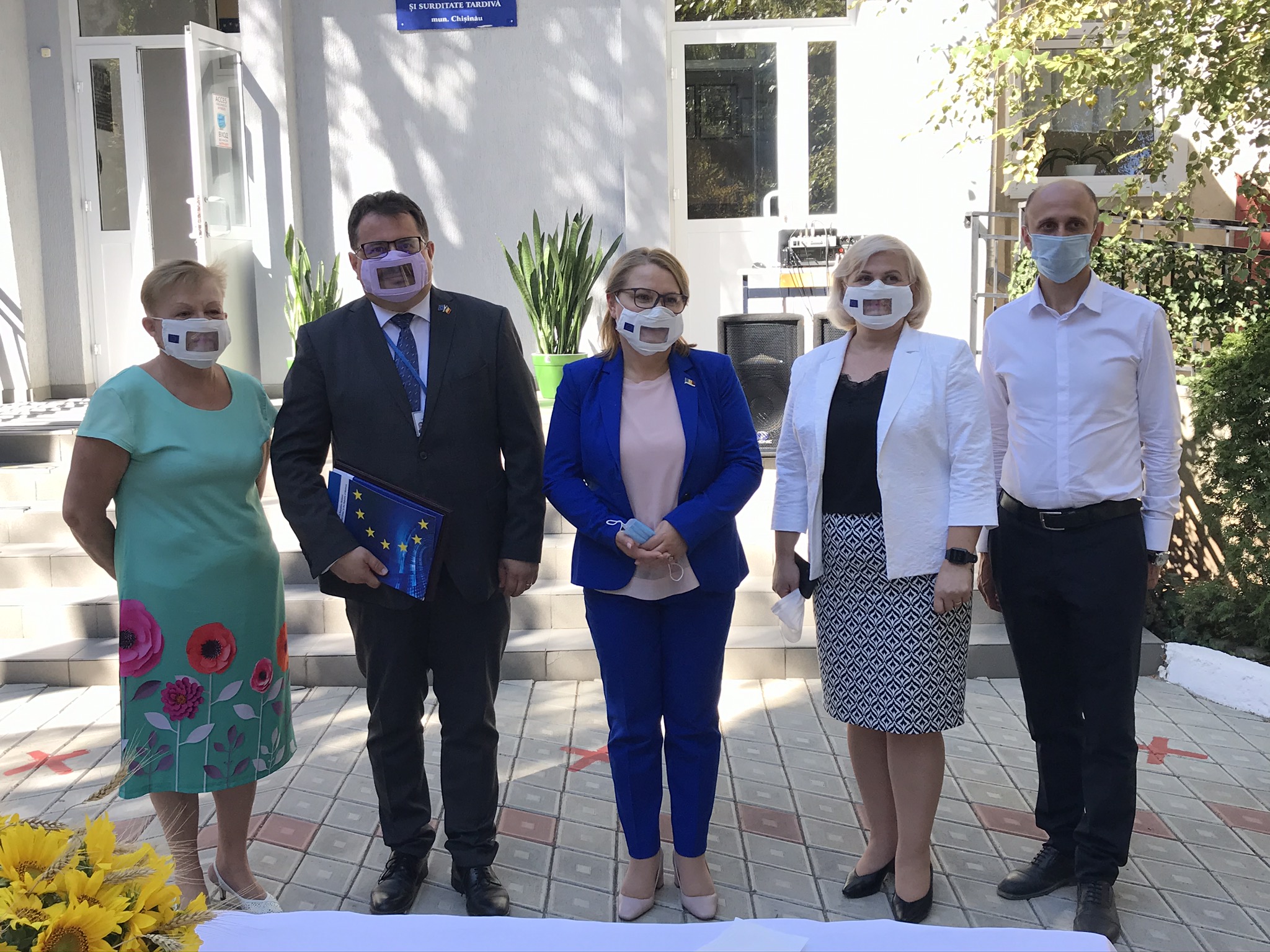 Un lot de măști destinate copiilor cu probleme de auz din clasele gimnaziale și cadrelor didactice ai școlii speciale nr.12 din capitală, au fost donate astăzi de către Ambasadei Uniunii Europene la Chișinău.[:] Image
