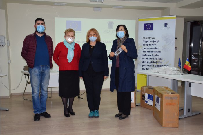 2000 de persoane cu deficiențe de auz vor primi măști de protecție special adaptate[:] Image